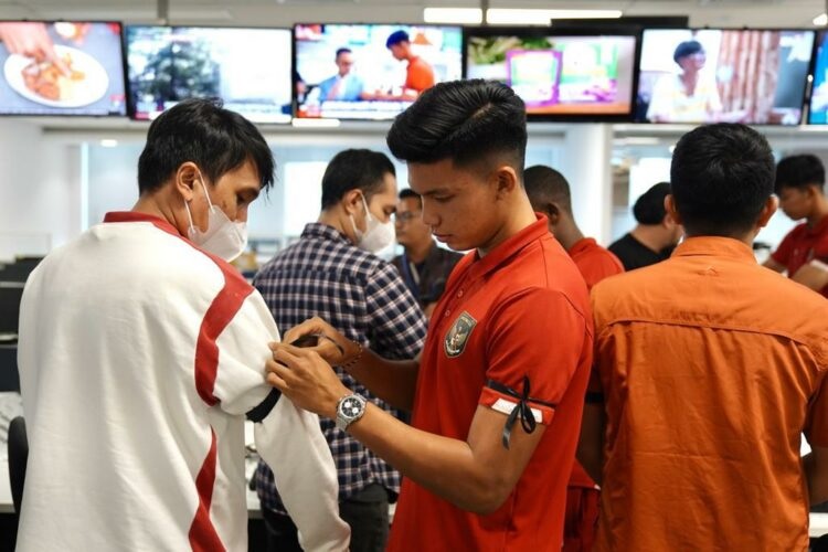 Pemain timnas U-20 mengenakan pita hitam tanda matinya harapan mereka main di Piala Dunia U-20.